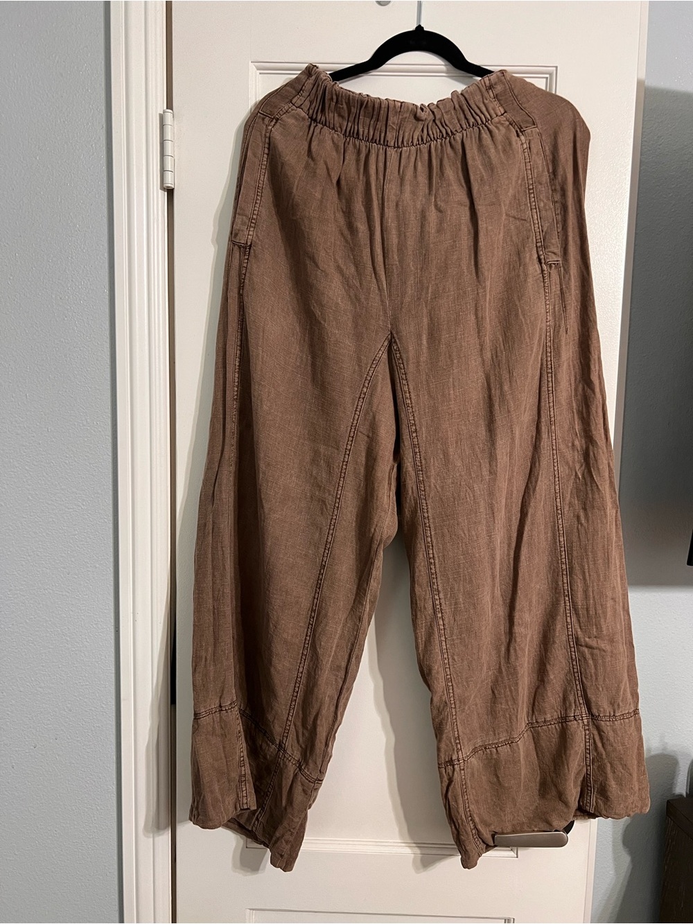 Woman’s Elastic Waist Brown Linen-Blend Pants